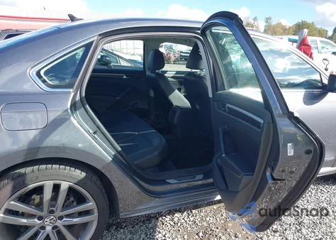 2017 Volkswagen Passat 1.8T R-Line z USA, uszkodzony, nr VIN 1VWDT7A38HC059590